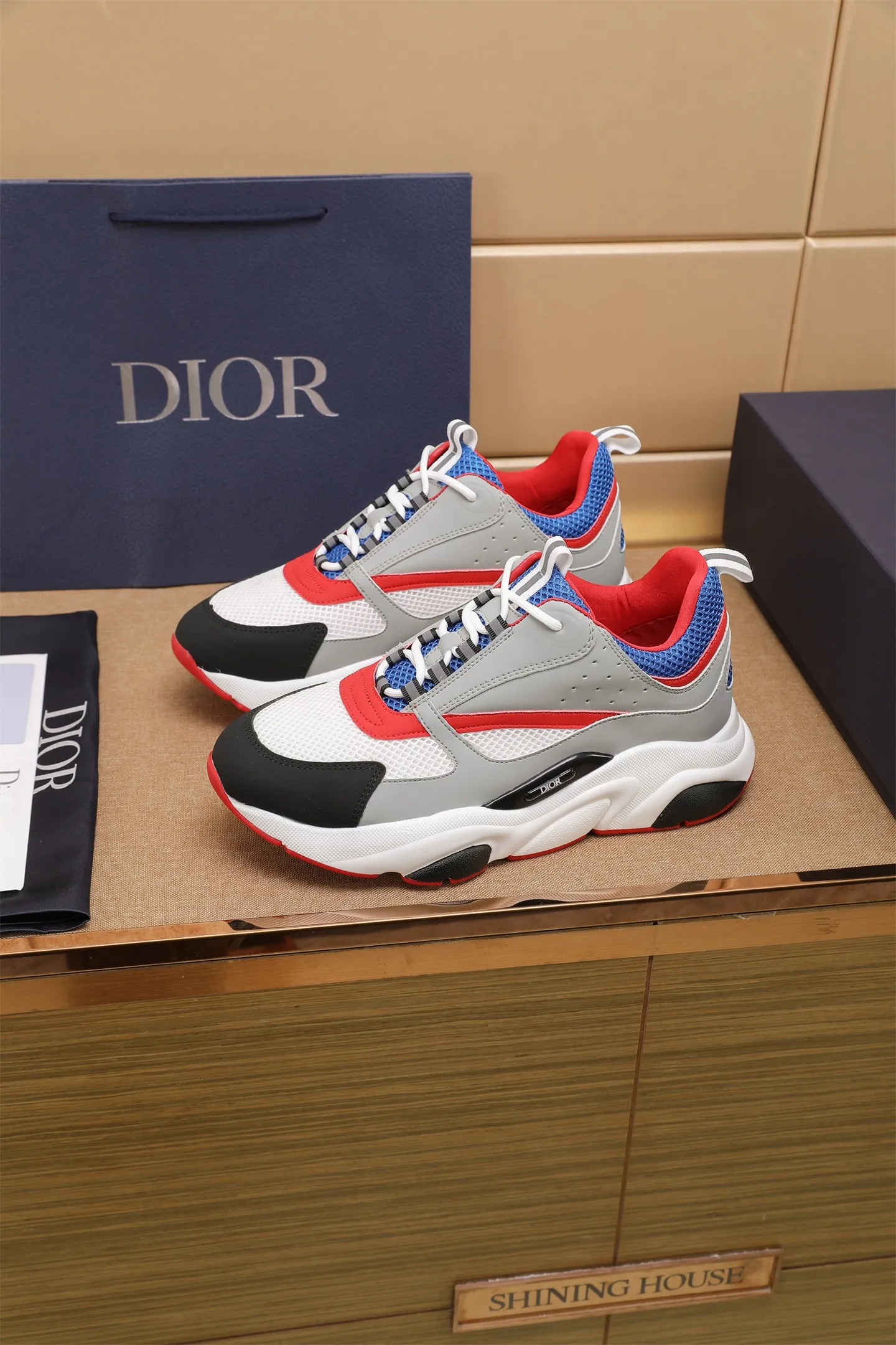Factory price: 460💰Dior’s top version of D’s b22 men’s sports shoes. Inspired by retro running styles, the chunky low-top silhouette features gray calf leather and blue and white mesh fabric uppers, atop a black, white and blue engraved rubber sole. Nylon ribbon accents the blue mesh tongue and heel counter, and a "dio~" logo appears on the side. Pair it with a suit for a striking contrast and add a sportswear-chic edge to your look. The thick sole can be about 4cm~ Size: 38-45, [46, 47 customized]